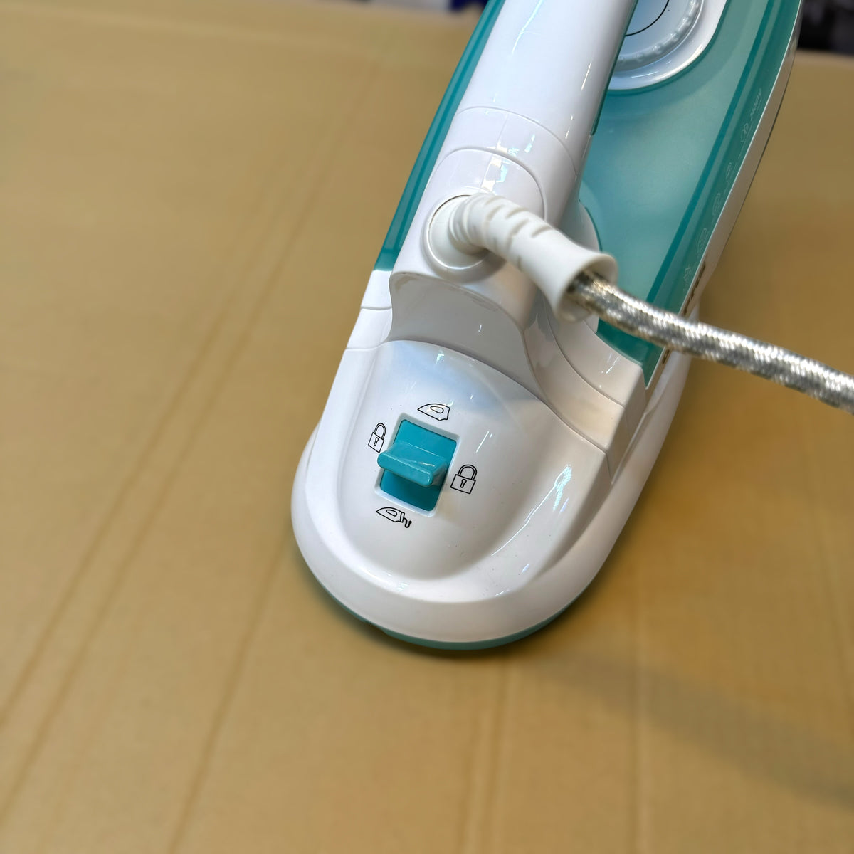 Geepas Cord & Cordless Steam Iron GSI24015