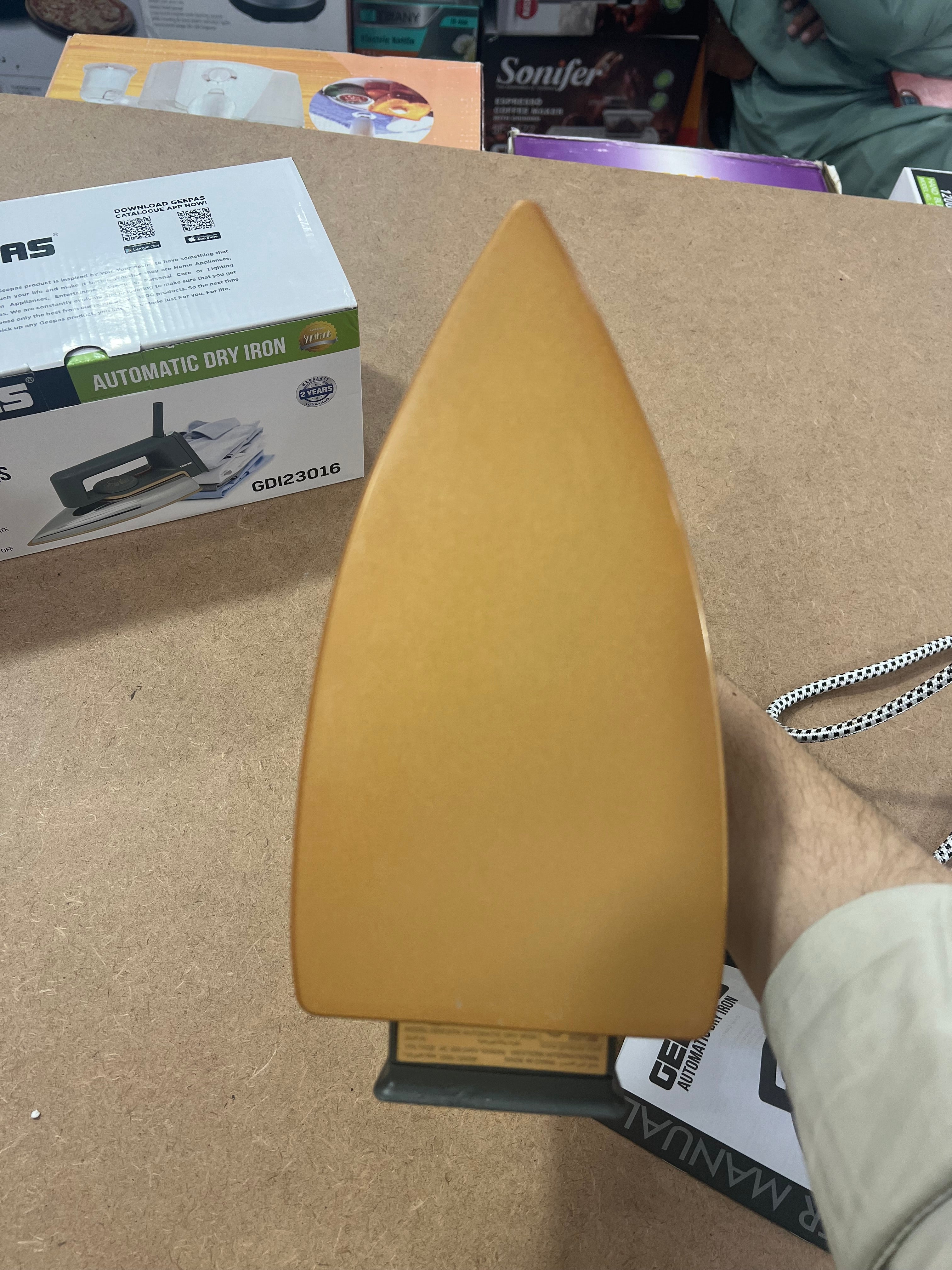 Geepas light weight dry iron