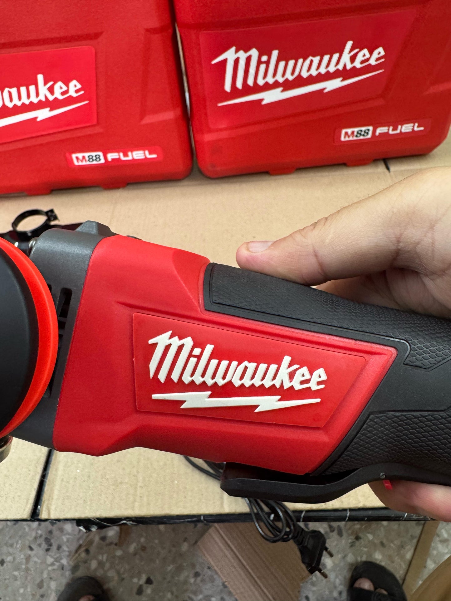 Milwakee Brushless Angle Grinder with 88V battery {5inces}