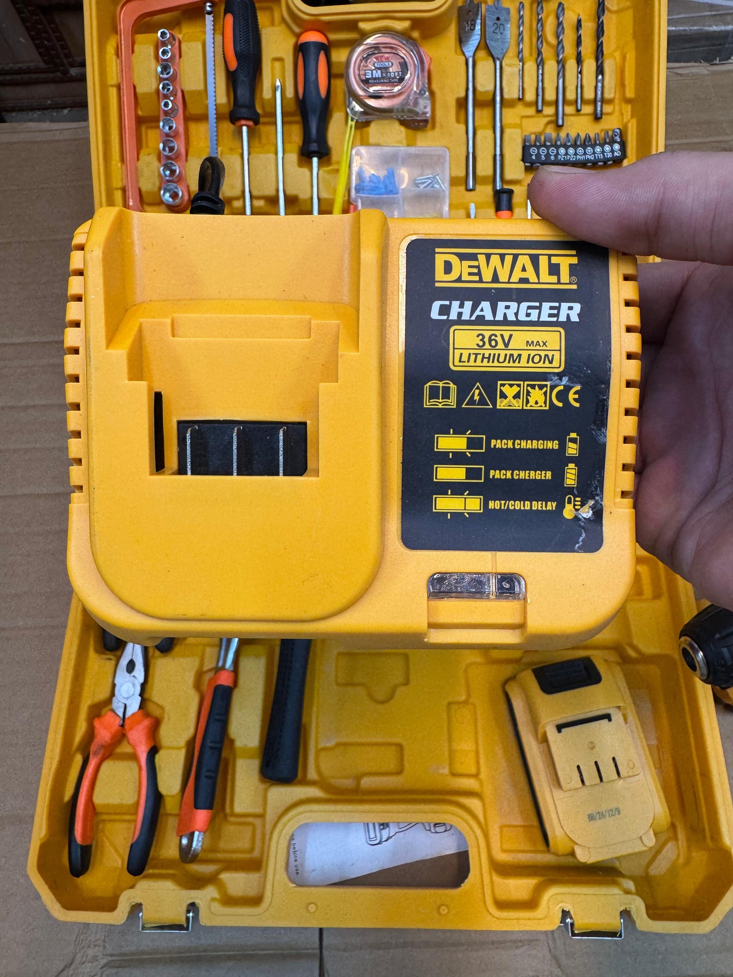 Dewalt 117 pcs 48v drill machine set