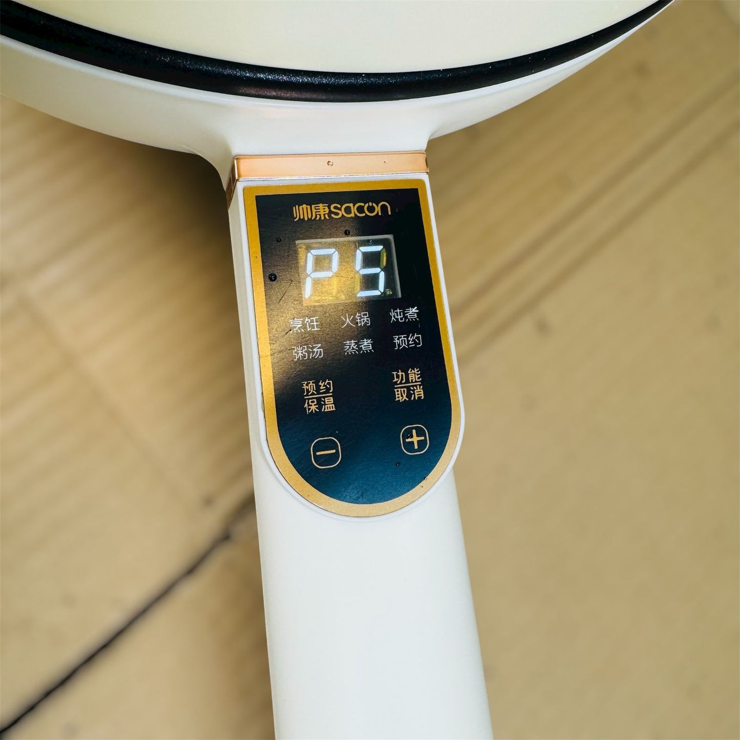 Electric fry pan with food steamer