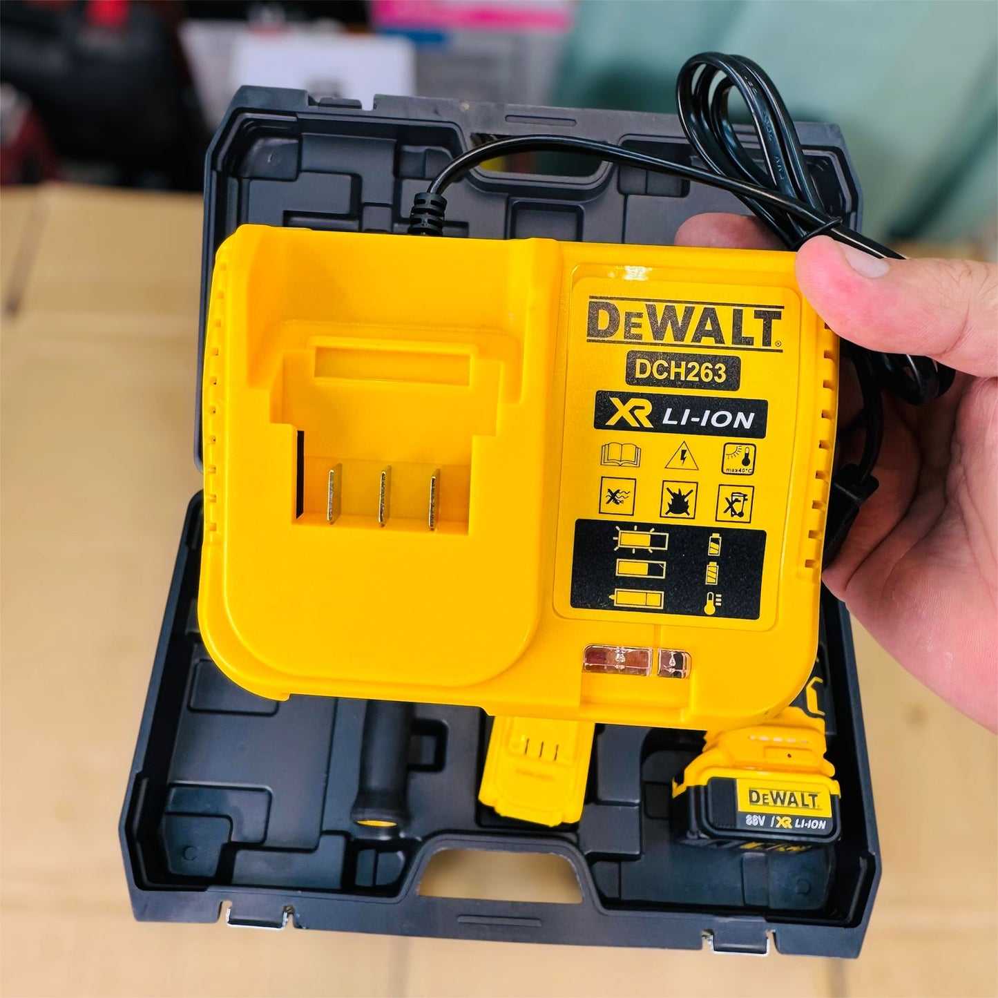 Dewalt hammer hilti with double battery