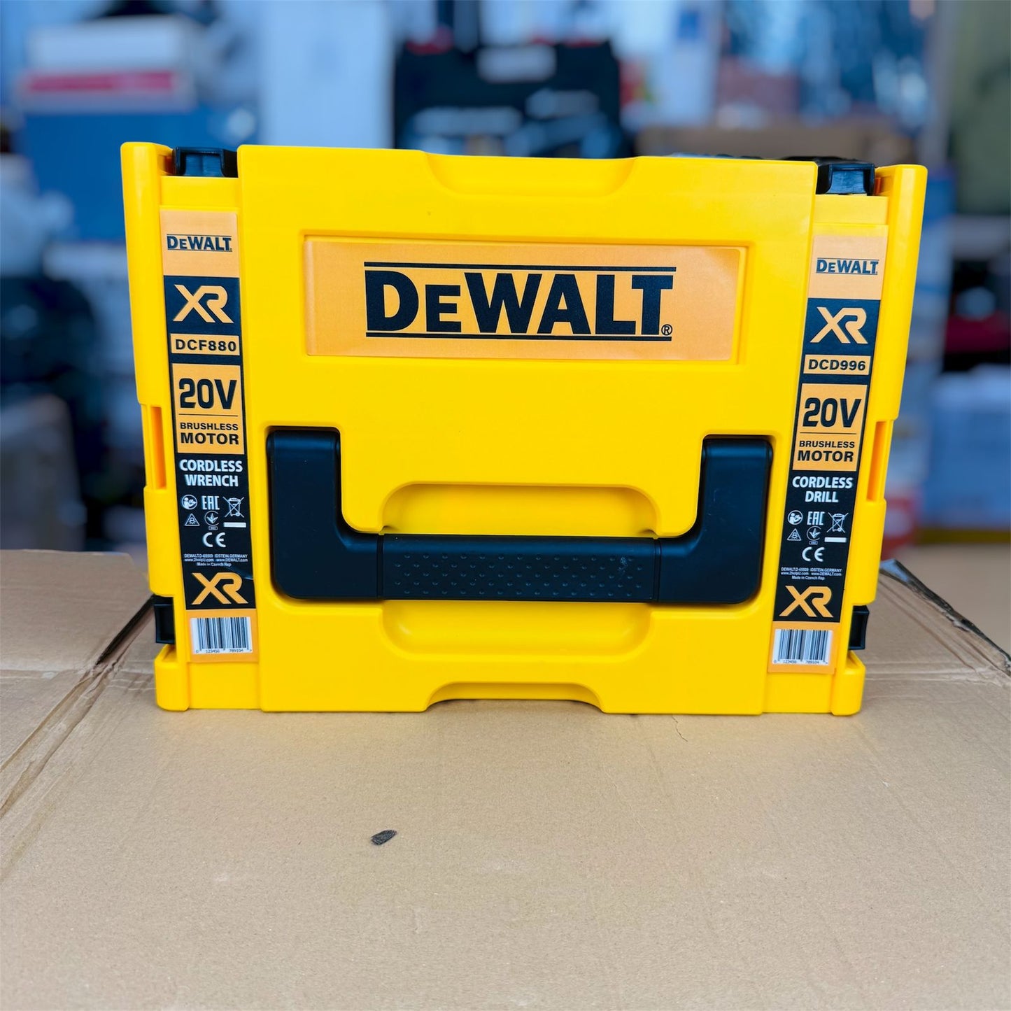 Dewalt 2 in 1 drill & impact wench with tools 20V ( made in CZECH REPULIC )