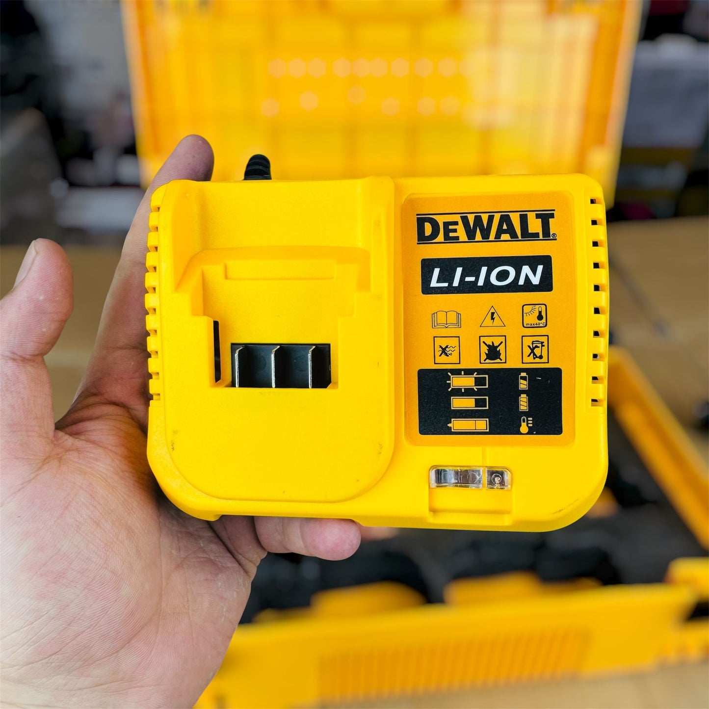 Dewalt 2 in 1 drill & impact wench with tools 20V ( made in CZECH REPULIC )