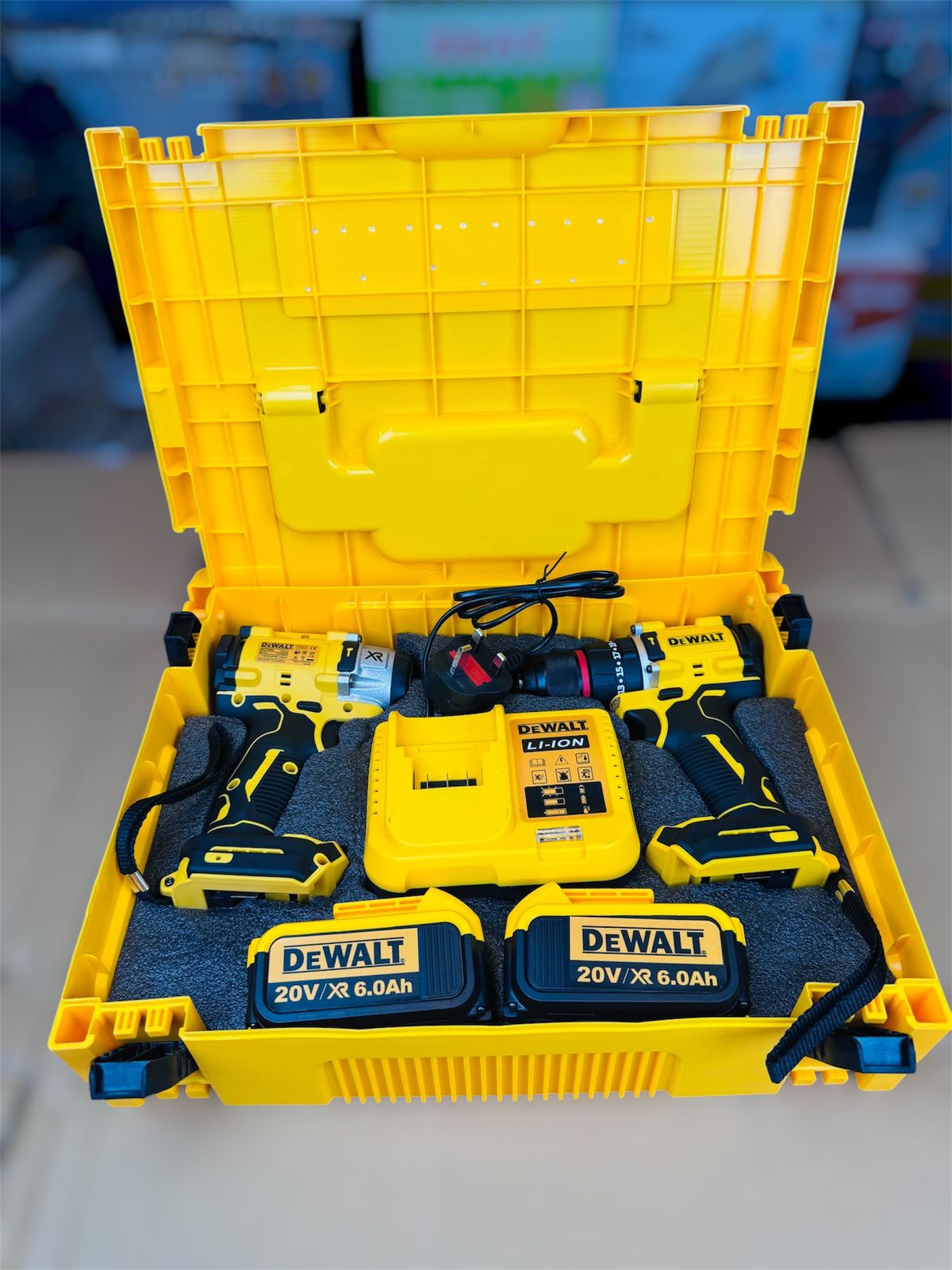 Dewalt 2 in 1 drill & impact wench with tools 20V ( made in CZECH REPULIC )