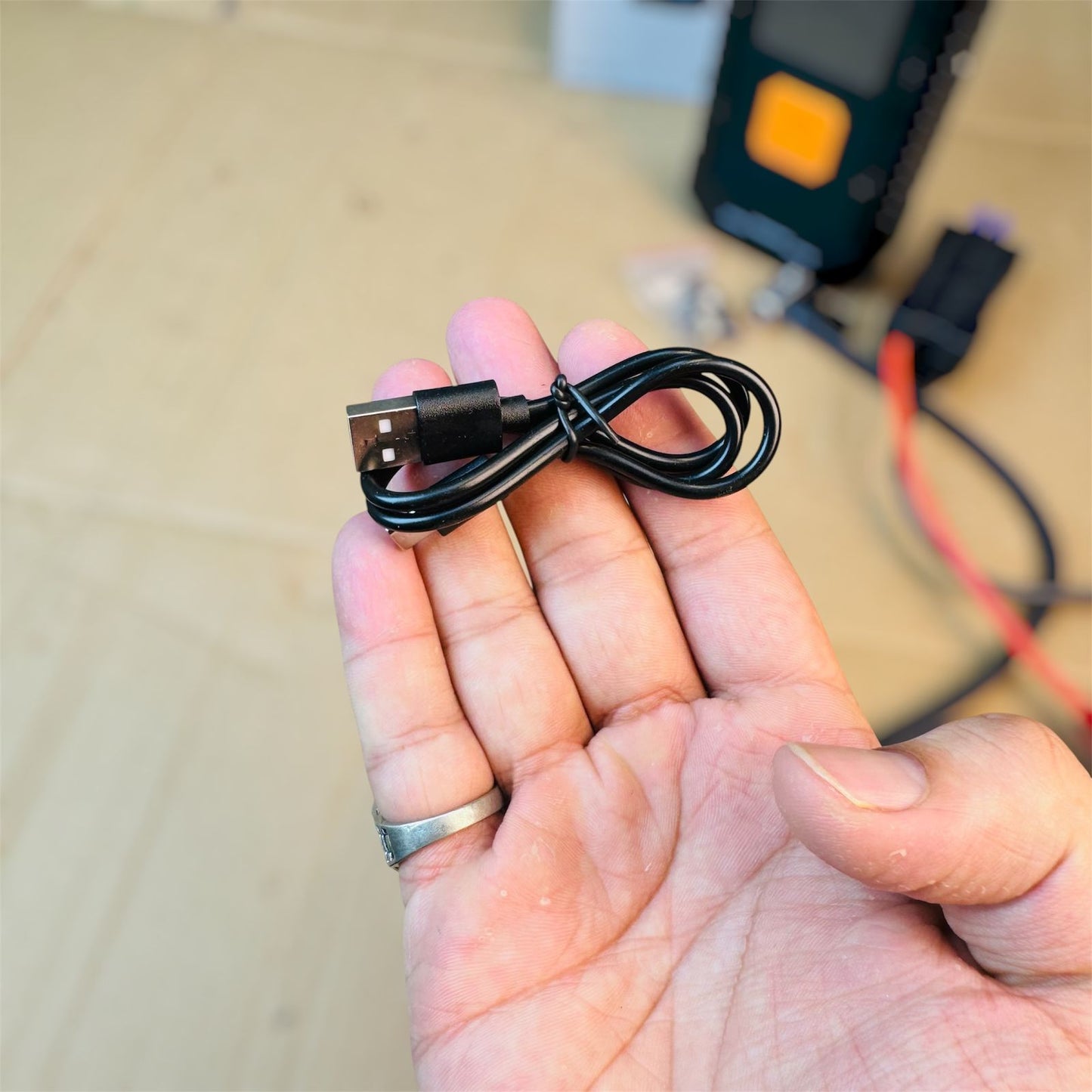 4 in 1 jump starter tire inflator with power bank  ES12