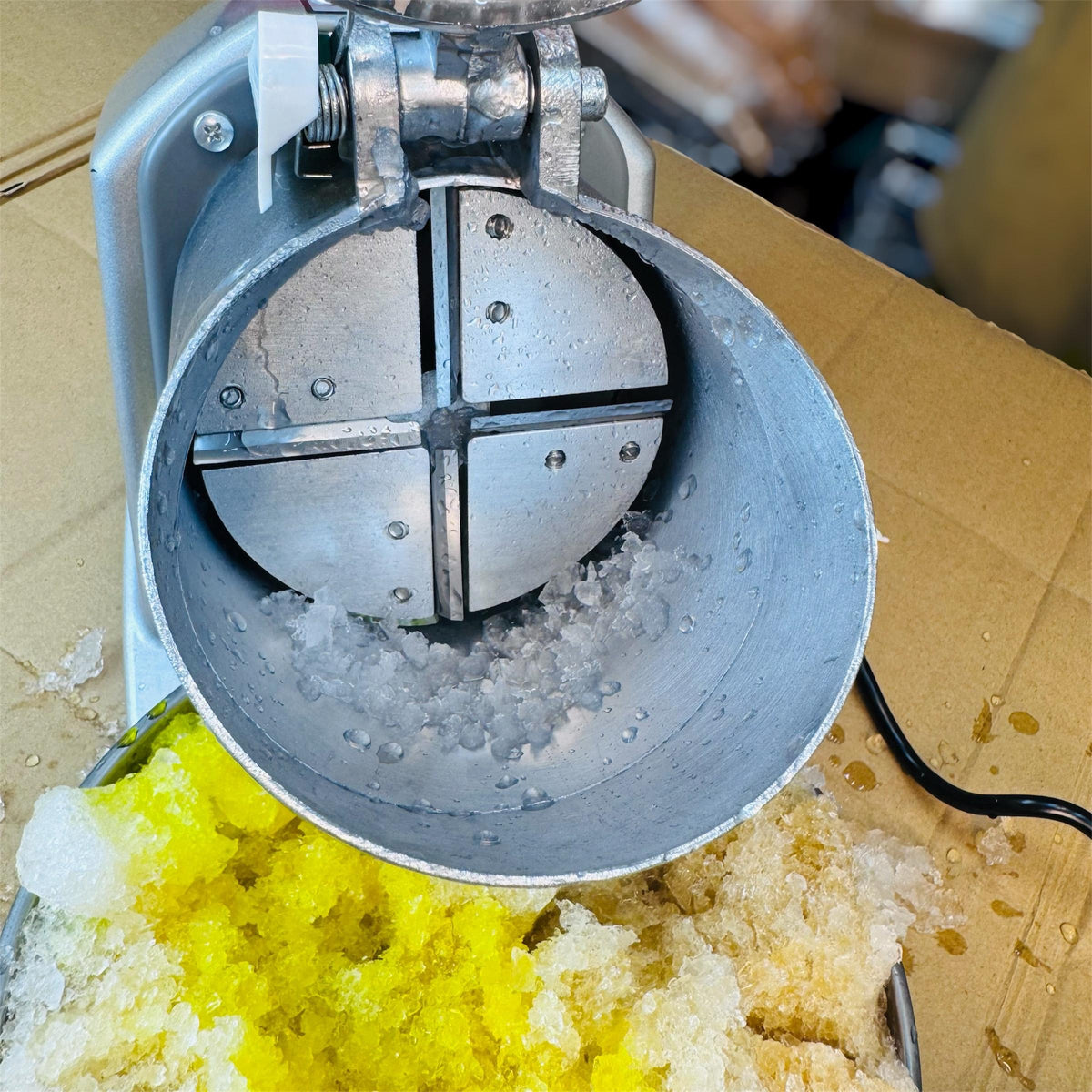 Geepas GIC63125 Ice Crusher Machine – Electric Ice Crushing Appliance