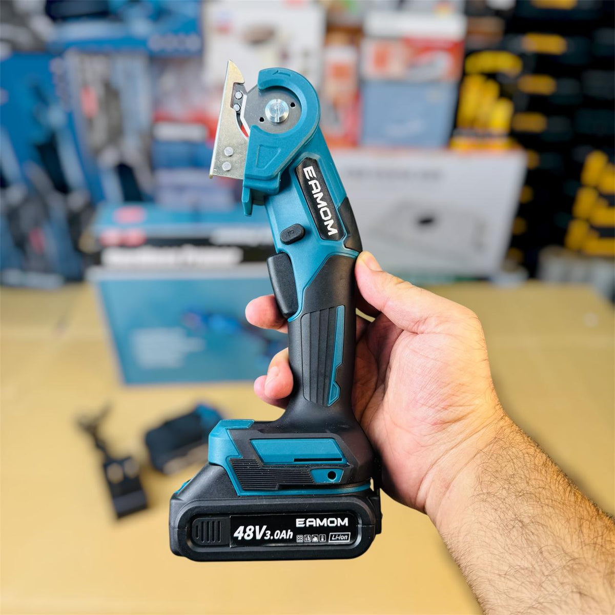 Eamon Cordless Pruner for cutting carpet, clothes