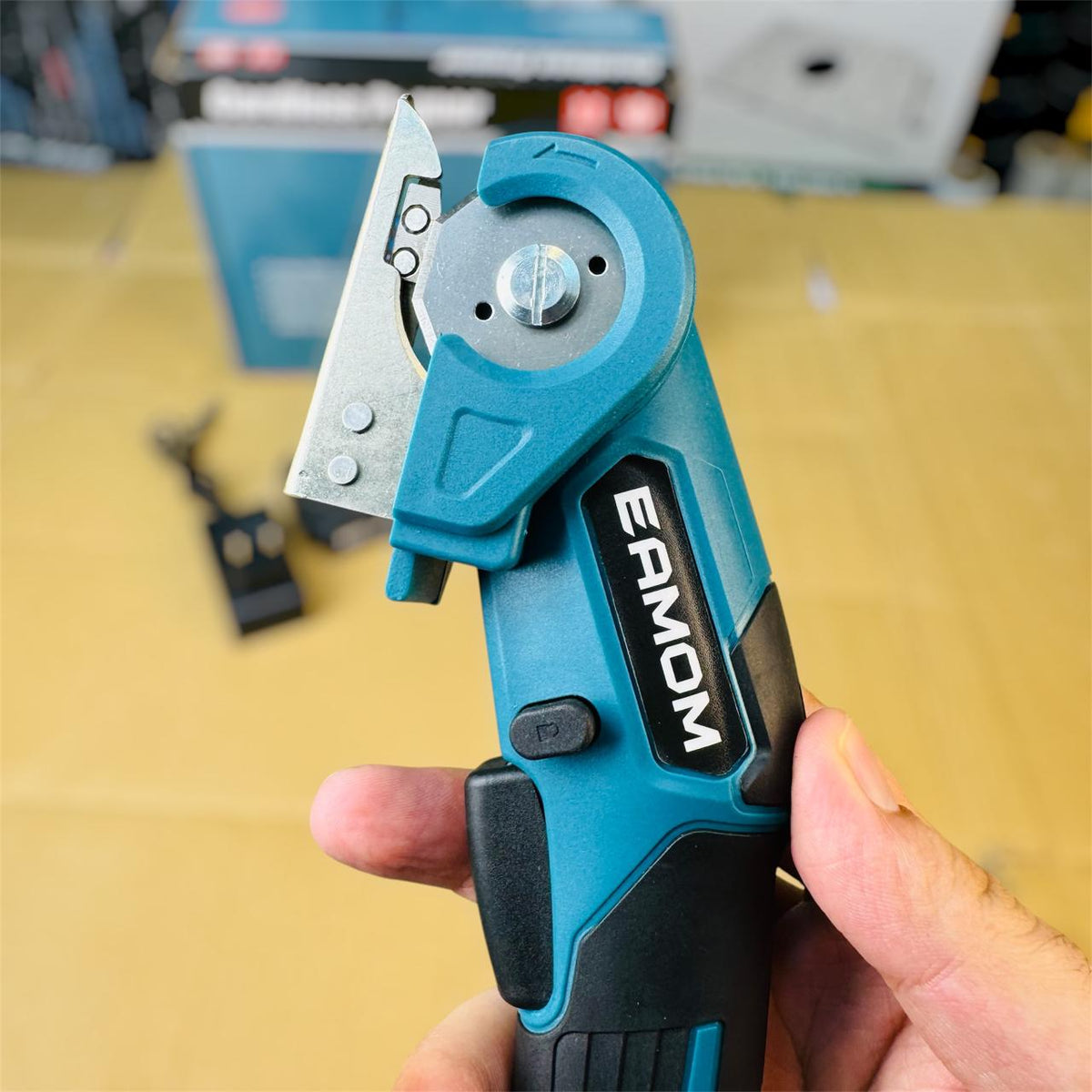 Eamon Cordless Pruner for cutting carpet, clothes