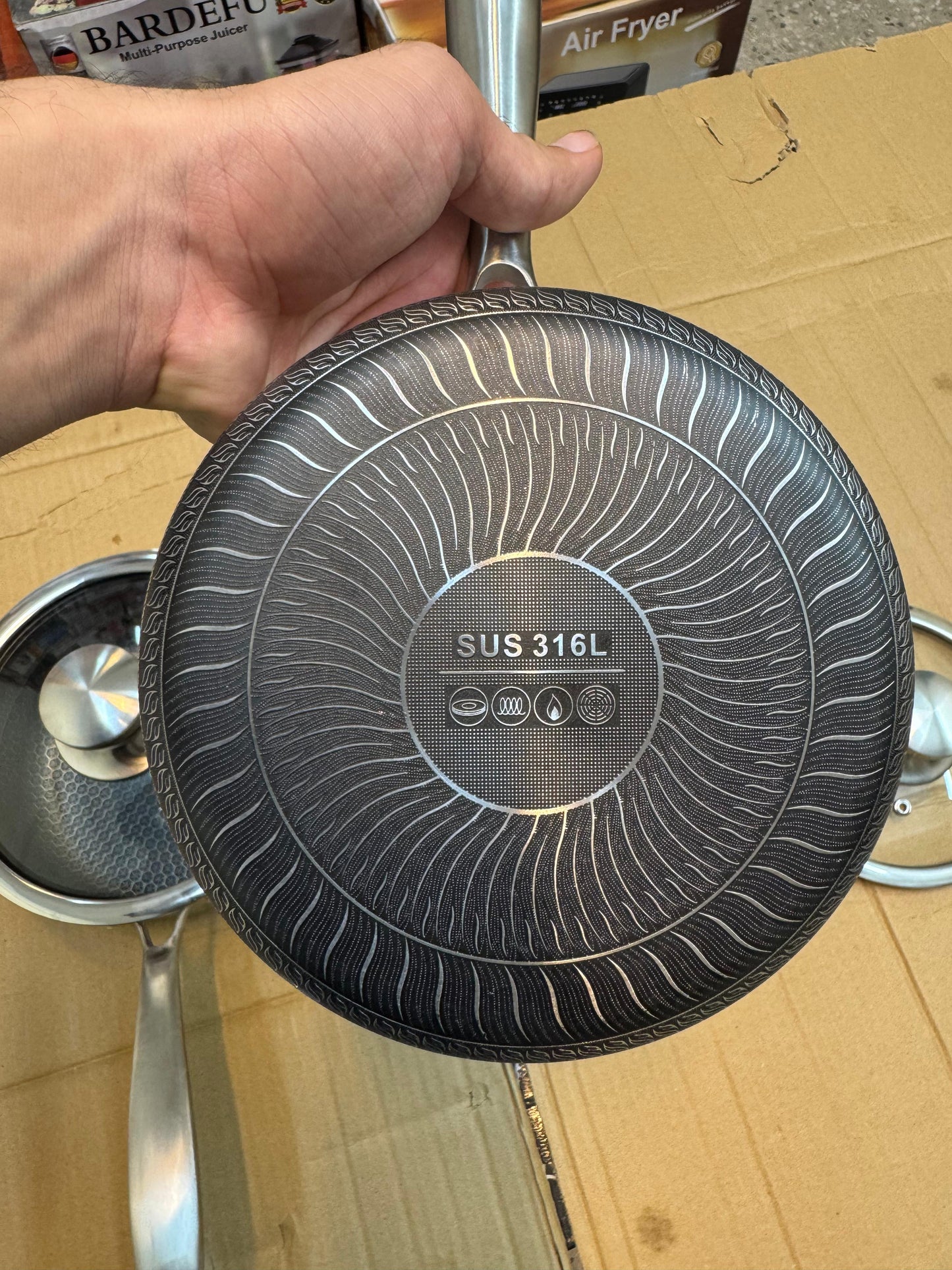 Honeycomb lesser coating sauce pan