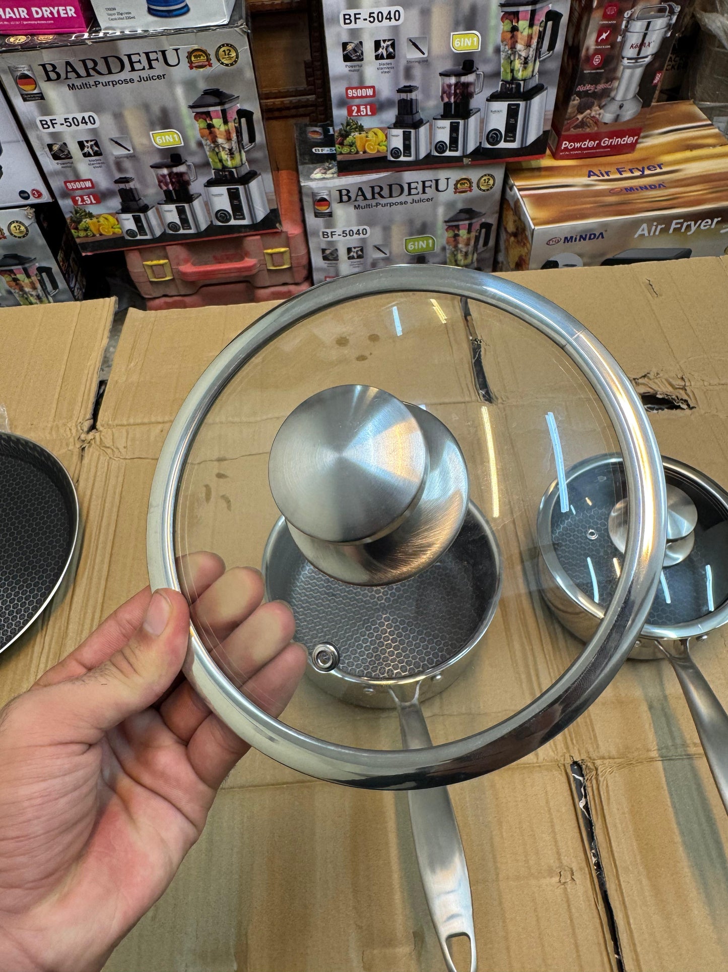 Honeycomb lesser coating sauce pan