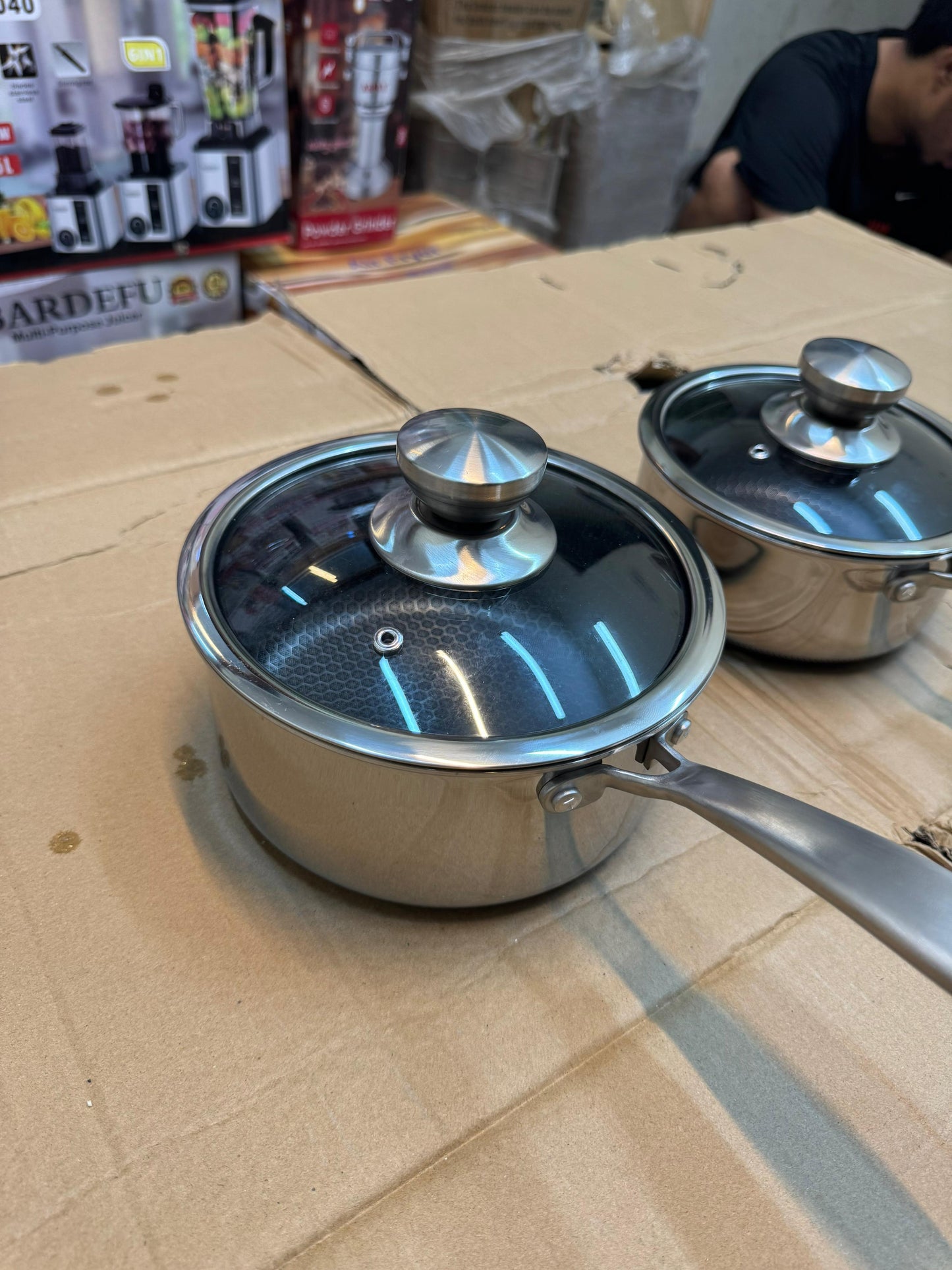 Honeycomb lesser coating sauce pan