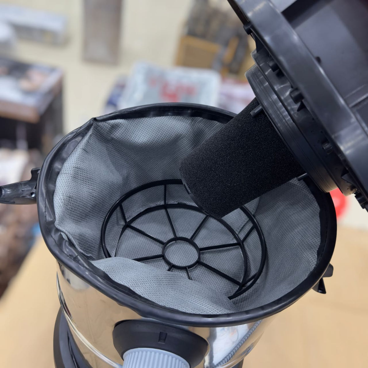 Geepas 25L Dry Vacuum Cleaner & Blower GVC 19011