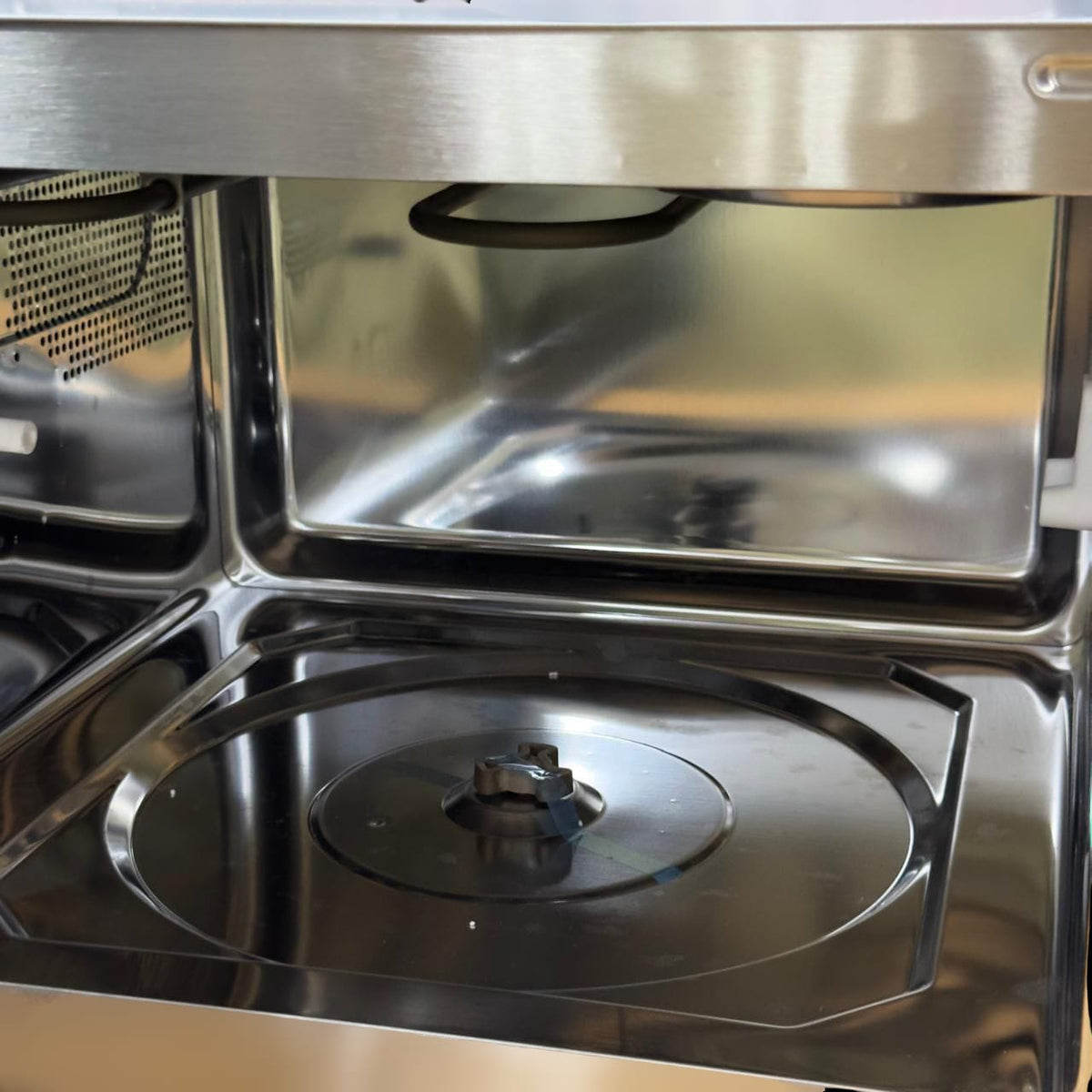 Geepas 30L Microwave Oven 2706