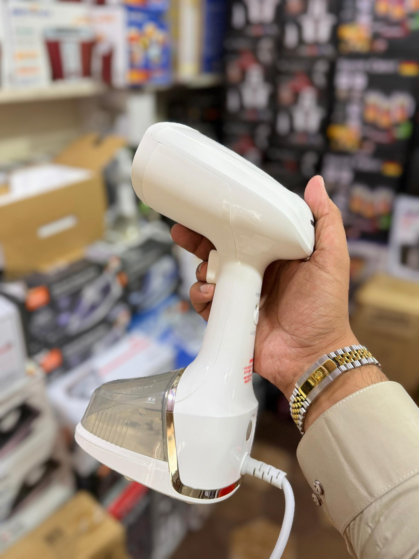 Hand held garment steamer