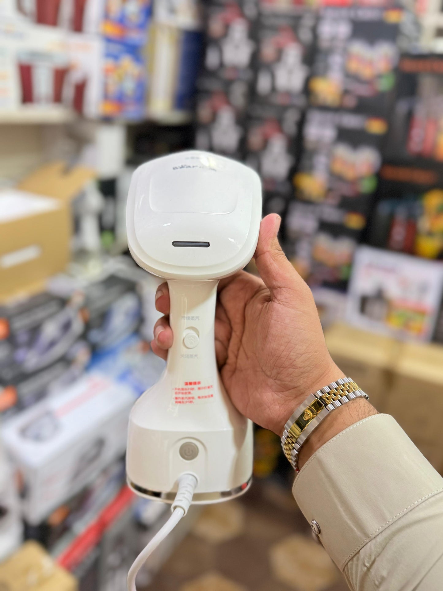 Hand held garment steamer